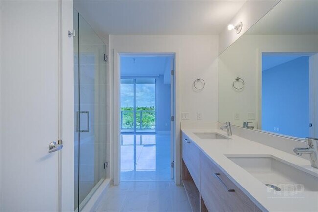 Building Photo - 16385 Biscayne Blvd