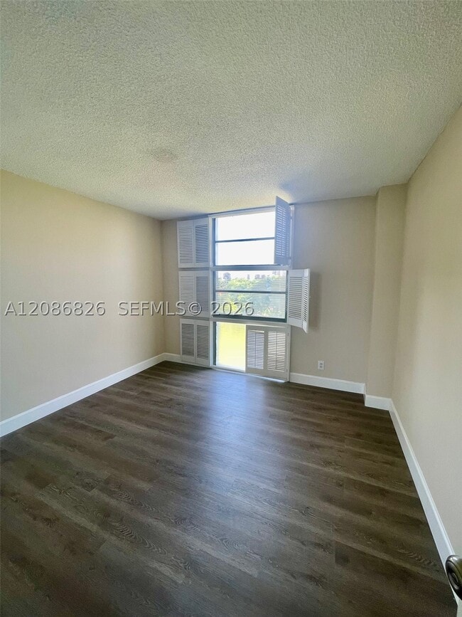 Building Photo - 20400 W Country Club Dr