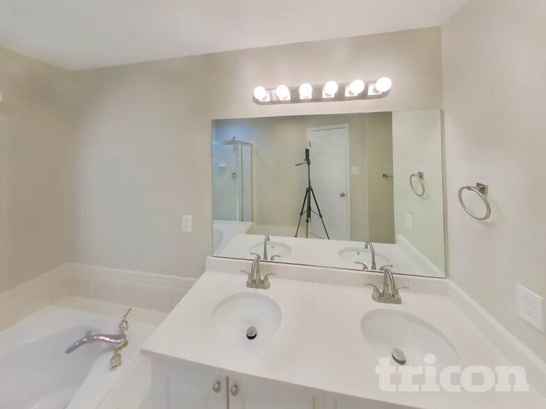 Building Photo - 9851 Bayline Cir