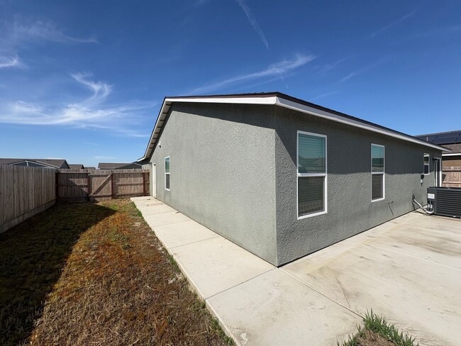 Building Photo - Tulare smart home, DR HORTON built home Available Now! Energy efficient