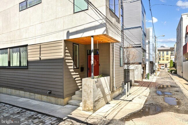 Building Photo - 842 N Leithgow St