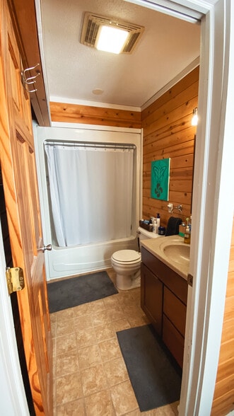 Bath 1 - 235 Hwy 55