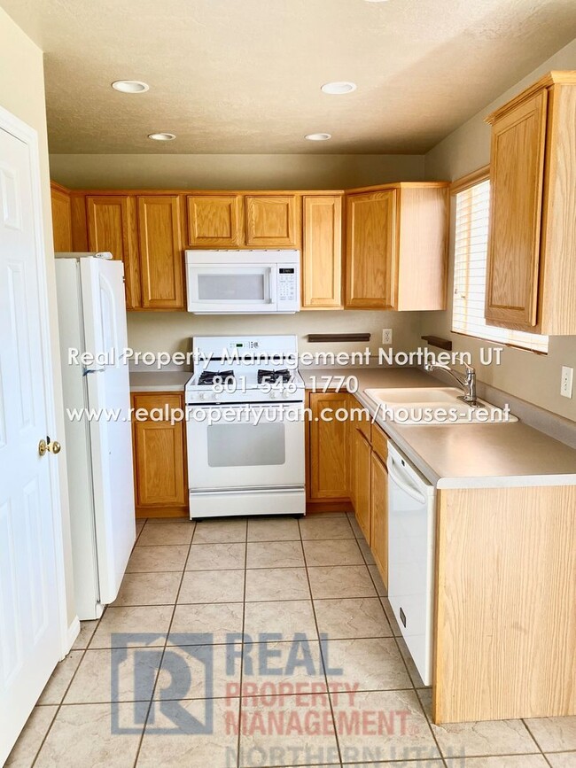 Building Photo - 2-bedroom 2 bath Home in Roy Now Available!!