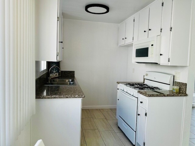 Building Photo - 18445 Collins St