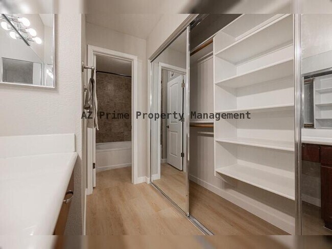 Building Photo - 1880 E Morten Ave