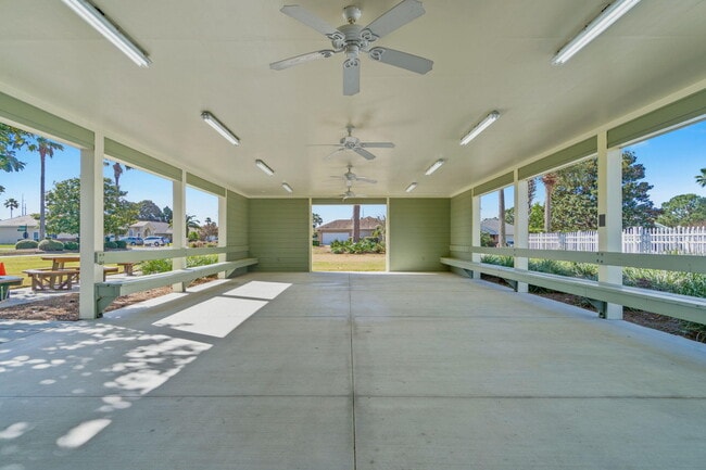 Building Photo - 374 S Shore Dr