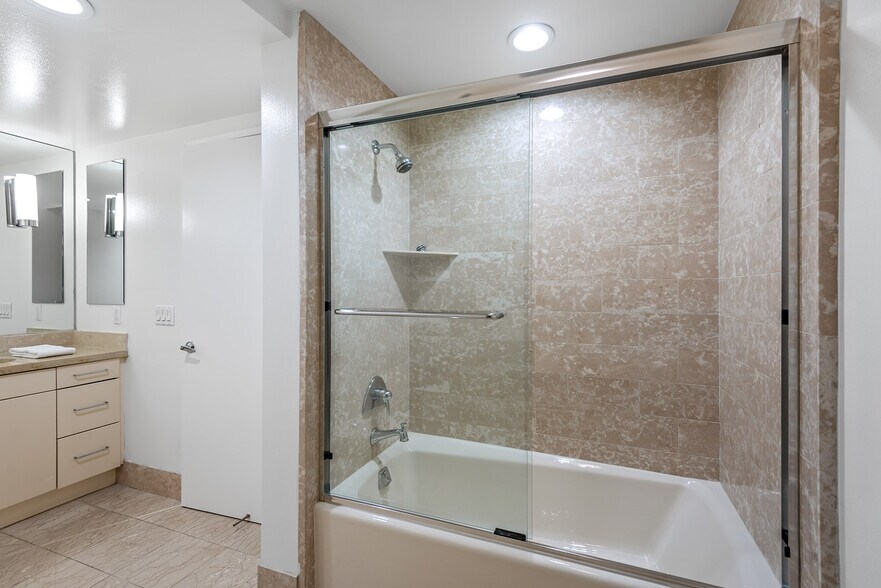 Building Photo - 13600 MARINA POINTE Dr