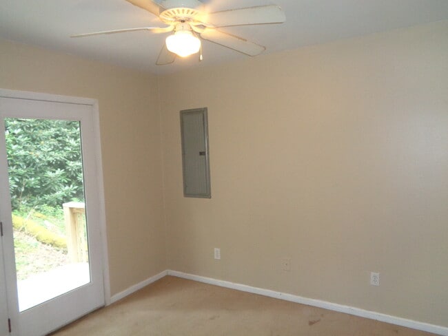 Building Photo - 134 Hemlock Dr