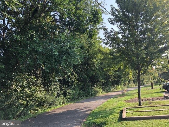 Building Photo - 317 BRIDGE St