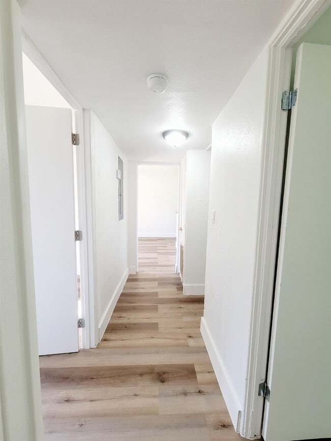 Building Photo - 906 N Veterans Dr