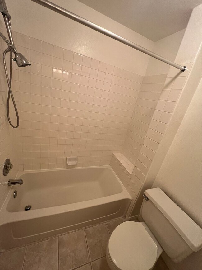 Building Photo - Gated 4 bedroom with a bonus room in Summe...
