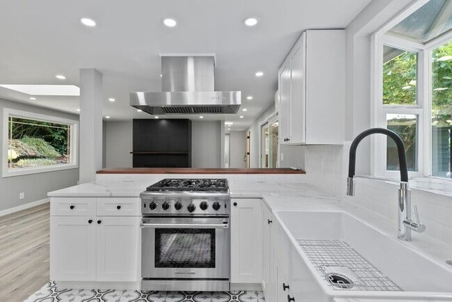 Building Photo - Elegant Air-Conditioned Newly Remodeled Matthews Beach Rambler