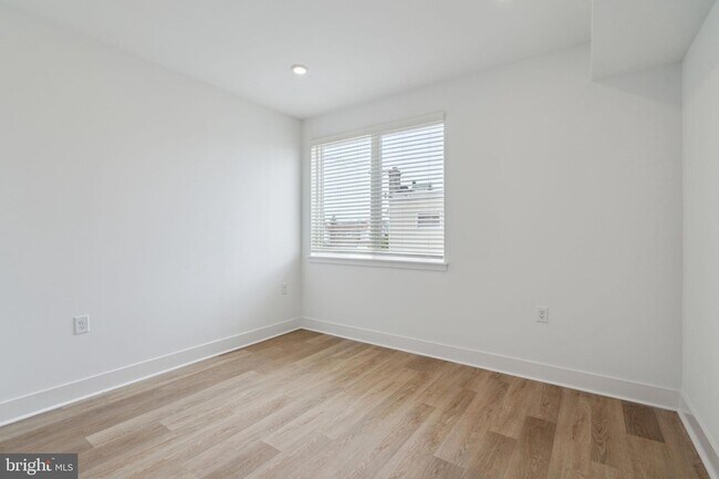 Building Photo - 1419 W Grange Ave