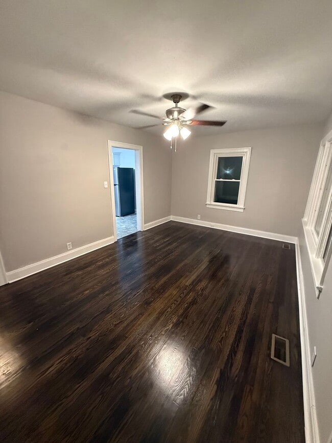 Building Photo - 2 Bedroom 1 Bath Home For Rent Near Madison Street!