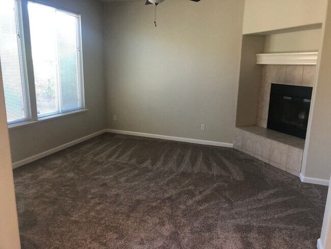 Building Photo - Stunning home in the much desired Dixon ar...