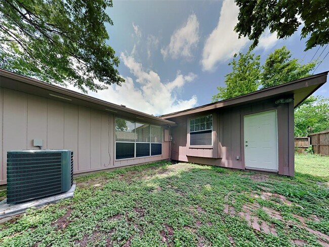 Building Photo - 2218 Barrington Pl Dr