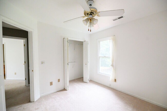 Building Photo - Wonderful and Spacious 3 bedroom home 2.5 bath in High Point with 2 car garage and large fenced-i...