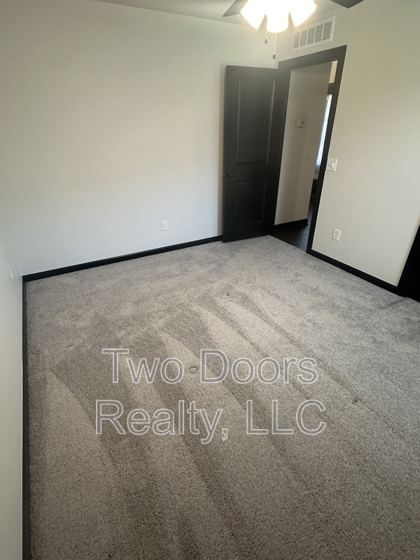 Building Photo - 2229 Roca Dr