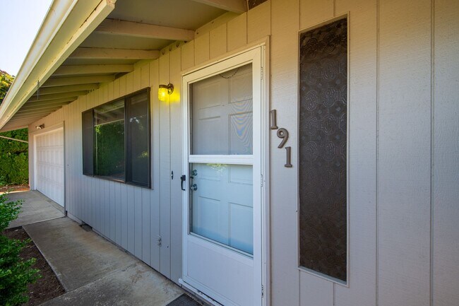 Building Photo - Fern Court Duplex