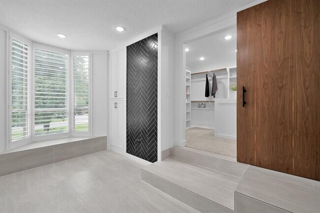 Building Photo - 35 Fernglen Dr