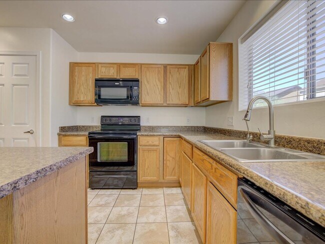 Building Photo - 3 Bedroom 2.5 Bathroom