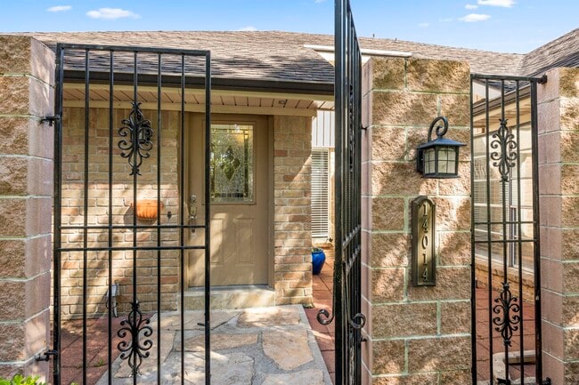 Building Photo - 14014 Briar Pl Dr