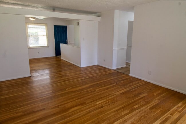 Building Photo - 3 bedroom 2 bathroom Ranch