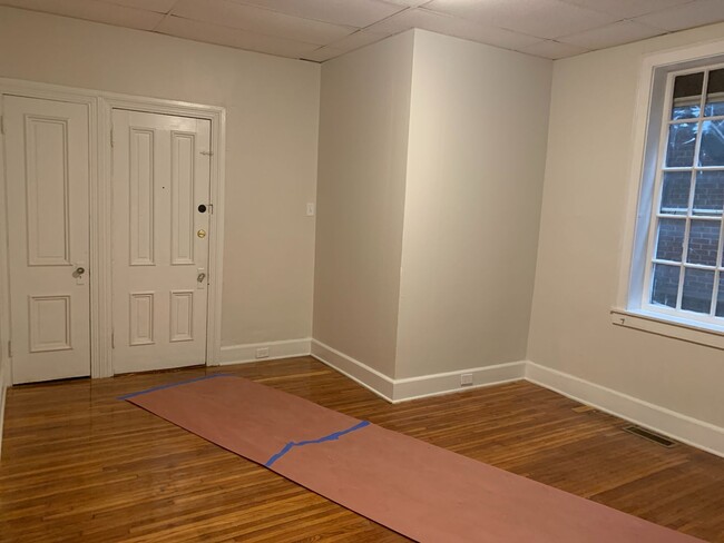 Building Photo - Video in Photos! 2 Bedroom Apartment!