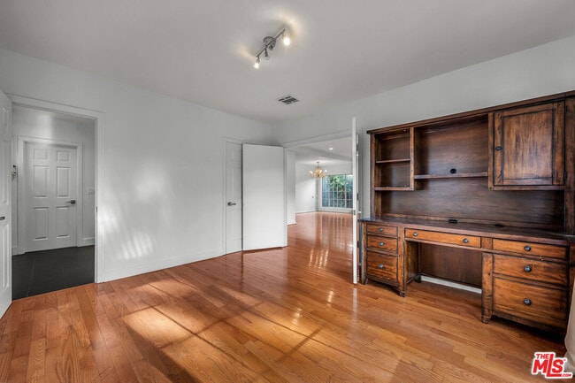 Building Photo - 922 S Bundy Dr