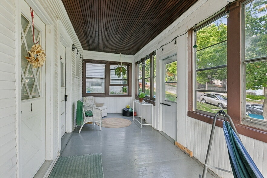 Unit 1 & 2 Shared Front Porch - 3242 Hayes St NE