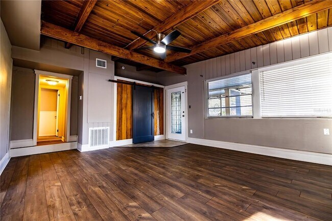 Building Photo - 2026 Sunset Ln