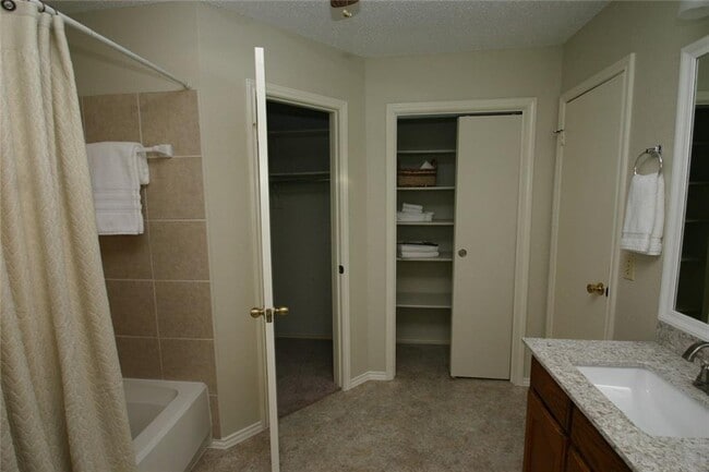 Building Photo - 4203 Dauphine Dr