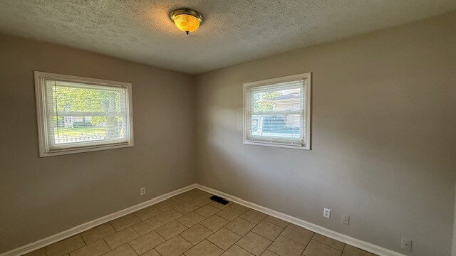 Building Photo - WEST - EAGLEDALE 3 BEDROOM RANCH AVAILABLE NOW!