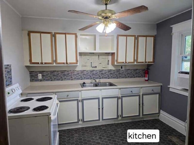 Building Photo - 913 Neumaier Ct