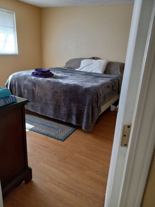 Building Photo - Three Bedroom Two Bath near Reed High