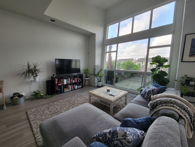 Floor to ceiling windows let int tons of natural light perfect for plants and enjoying the views - 207 Pierce St
