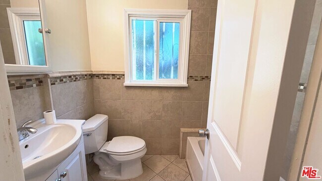 Building Photo - 626 E Fairview Blvd