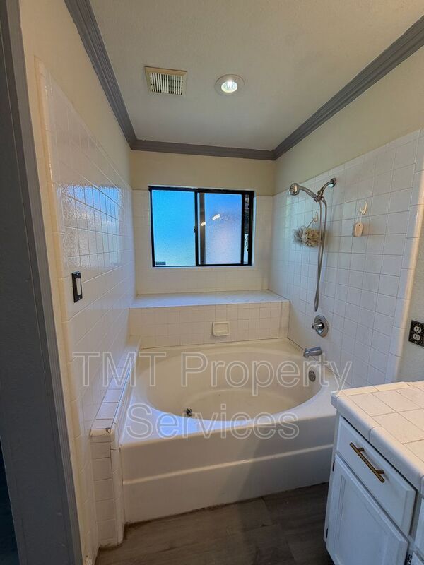 Building Photo - 930 Graywood Cir