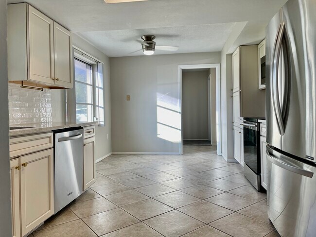 Building Photo - 1943 Sky Dr