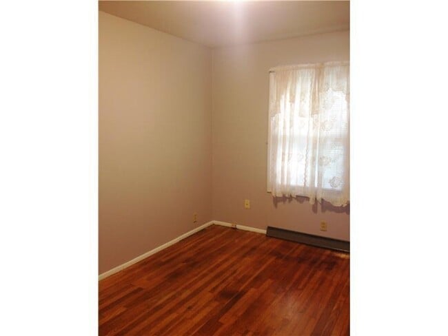 Building Photo - 818 E Auman Dr