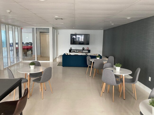 Building Photo - 170 SE 14th St