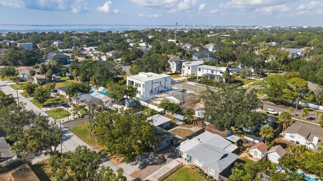 Building Photo - 4619 W Bay Villa Ave