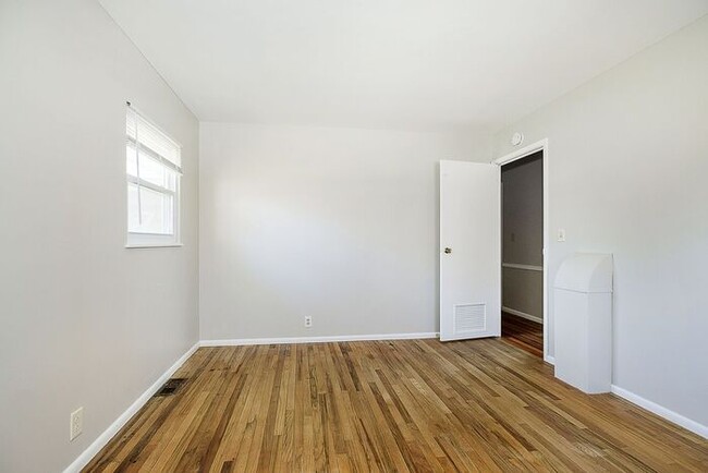 Building Photo - 3 Bedroom Home With Spacious Fenced Yard i...