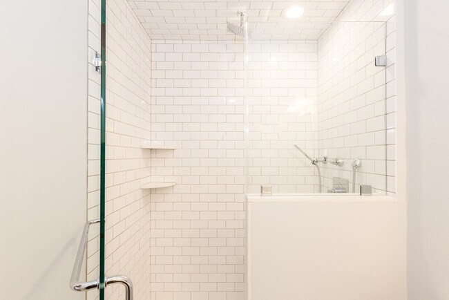 Building Photo - 275 Old Colony Ave