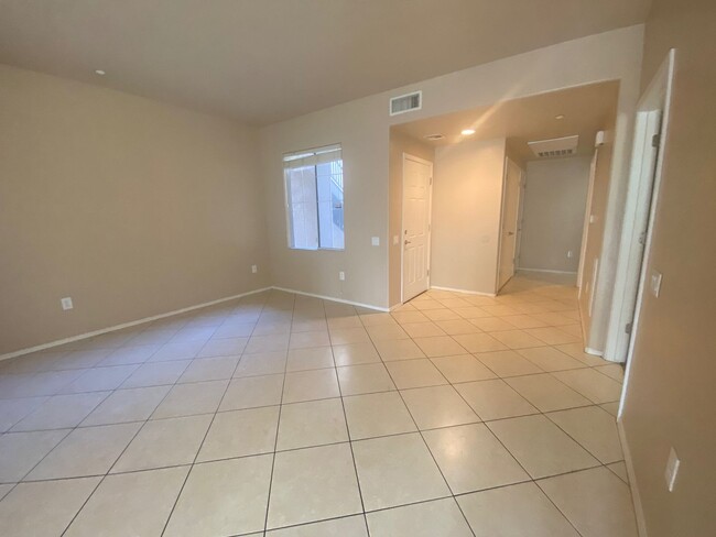 Building Photo - One bedroom Townhome with attached garage!