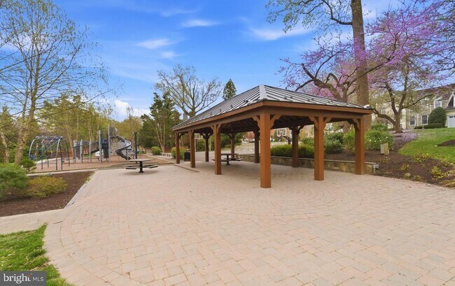 Building Photo - 6806 Melrose Dr