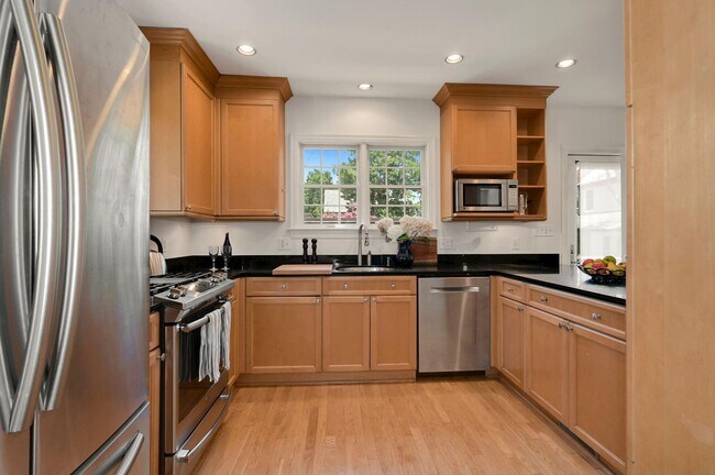 Building Photo - 4505 Alton Pl NW