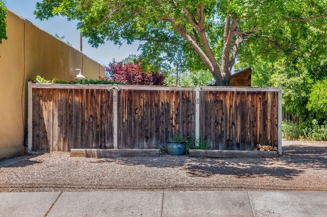 Building Photo - 573 W San Francisco St