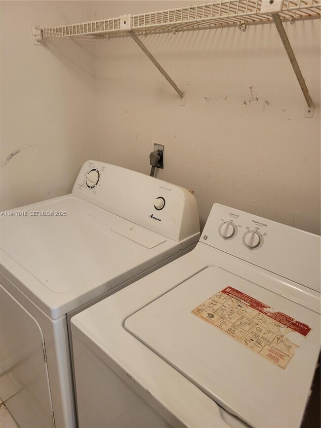 Building Photo - 6963 SW 40th St