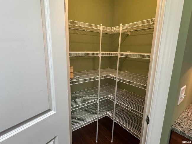 Building Photo - 3011 Belmont Pl